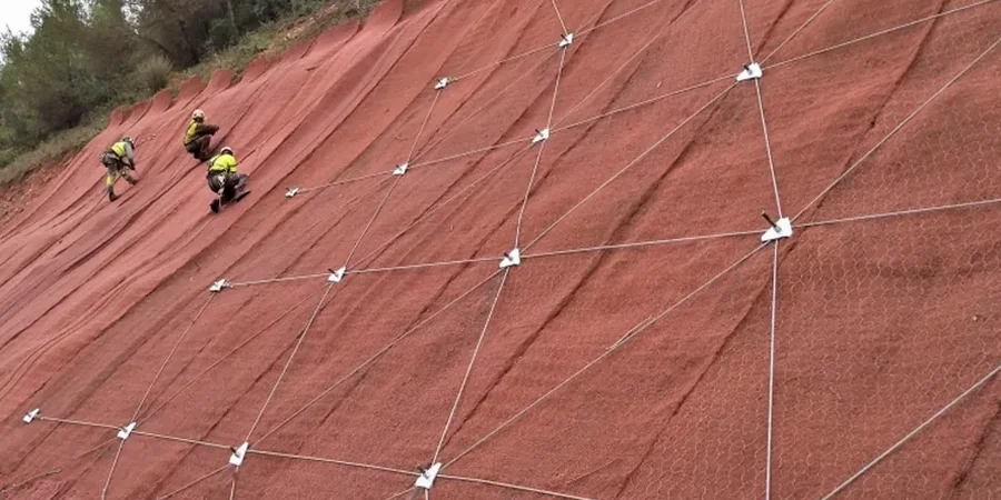 Análisis de Estabilidad de Taludes en La Pintana: Evaluación Geotécnica para Terreno Complejo