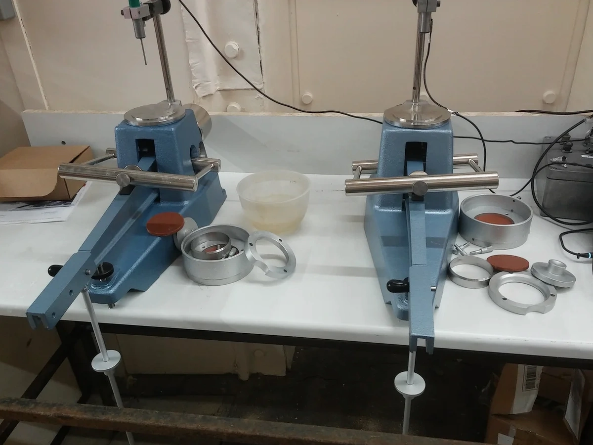 Límites de Atterberg en La Pintana: Control de Plasticidad para Suelos Finos